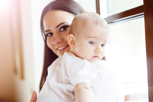 mama cu bebe in brate